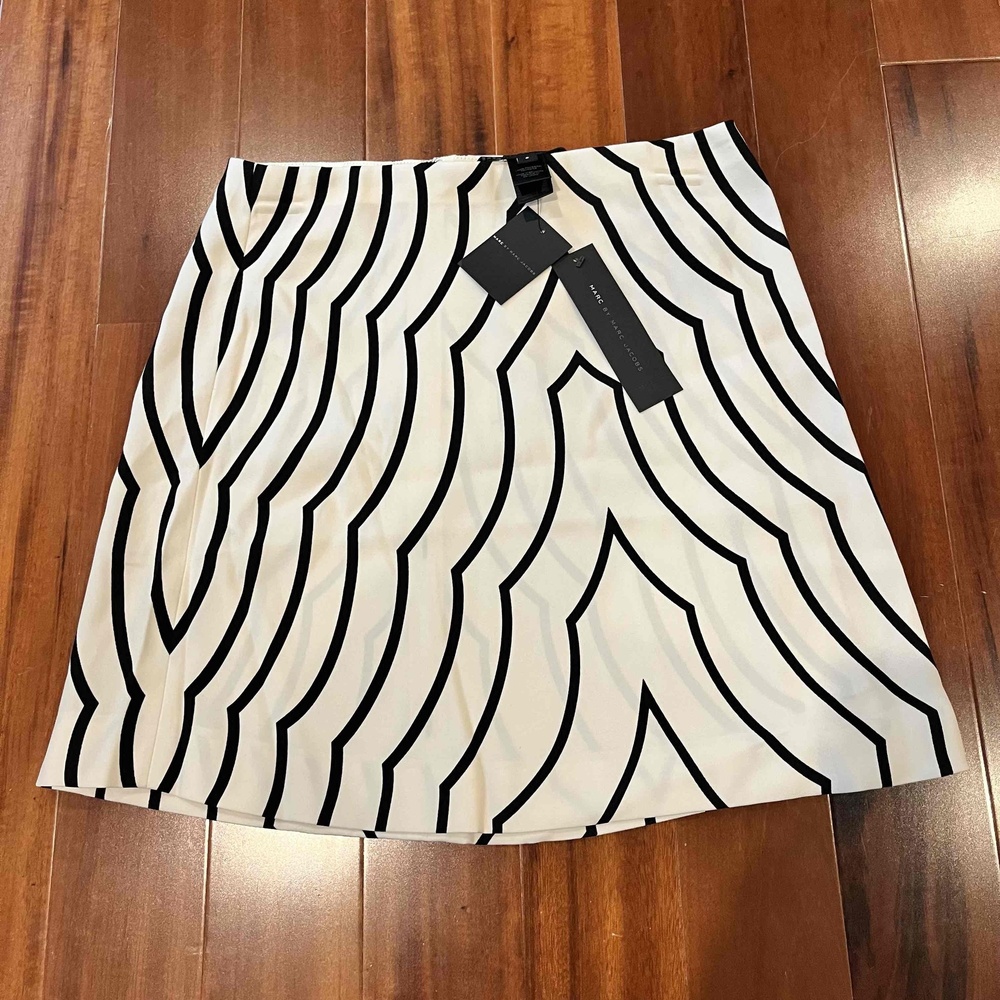 New NWT Marc By Marc Jacobs Black White Skirt Mini Wavy Striped Pattern Size 2‎